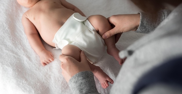 【医師監修】赤ちゃん（新生児）が便秘？原因と家庭でできる解消方法、受診の目安について