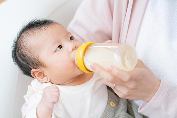 【医師監修】新生児（赤ちゃん）にミルクをあげる間隔は？適切なミルクの量について