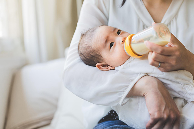 粉ミルクはいつまであげるべき？卒乳のタイミングやフォローアップミルクについて