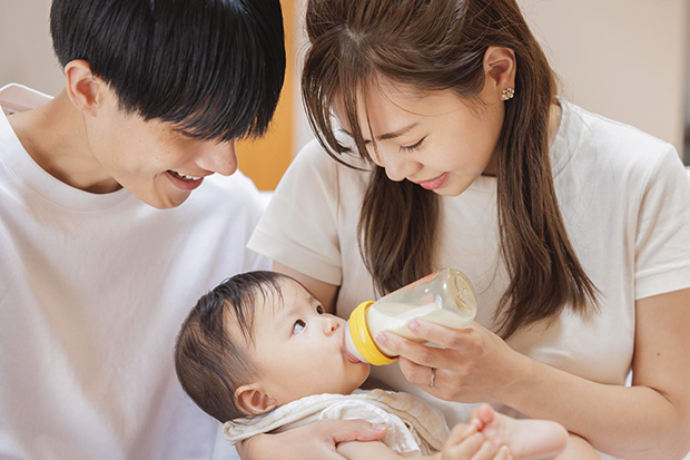 【医師監修】生後3ヵ月の赤ちゃんに必要なミルクの量は？飲む量・間隔・成長との関係