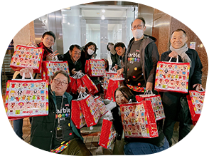 写真：パートナー共済と連携し、新宿二丁目での配布