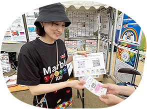 写真：関西レインボーフェスタ！の「LGBT-Allyプロジェクト」ブースでの配布