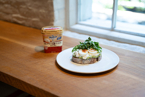 写真：「アボカドトーストwithヨーグルト＆エッグジャム」と「明治ブルガリアヨーグルトLB81プレーン HOME MADE STORY」