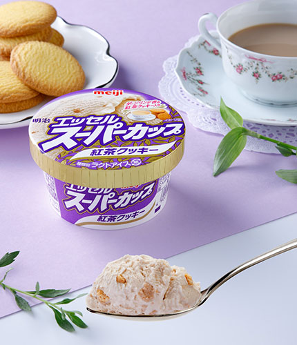 画像：「明治 エッセル スーパーカップ 紅茶クッキー」（200ml）と紅茶とクッキーのイメージ画像