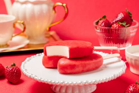 画像：「明治ブルガリア フローズンヨーグルトデザート 濃い苺」（80ml）と苺のイメージ画像