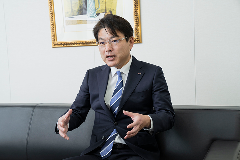 写真：インタビュー風景 執行役員 研究本部長 大森 敏弘